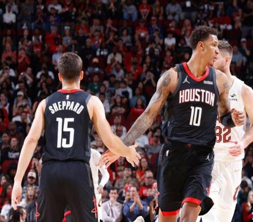 吉马良斯与,加布里埃尔,半场被黄牌,B体育官网,B,Sports,足球直播,篮球赛事,体育高清,NBA直播