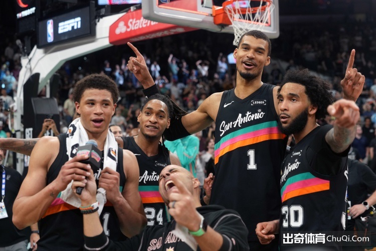 张伟丽赛后,与苏亚雷斯,深情相拥,B体育官网,B,Sports,足球直播,篮球赛事,体育高清,NBA直播