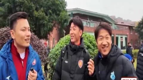 《足球场外风波！齐达内式冲突？伊万-托尼酒吧头撞事件，太阳报独家揭露被捕真相》