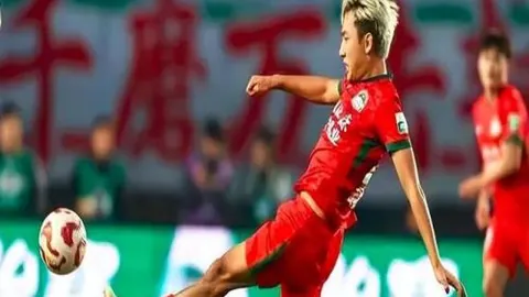 【连续8场胜势冲击澳超巅峰！挑战者残阵喷气机，能否掀翻狮吼军团客场坚盾？】